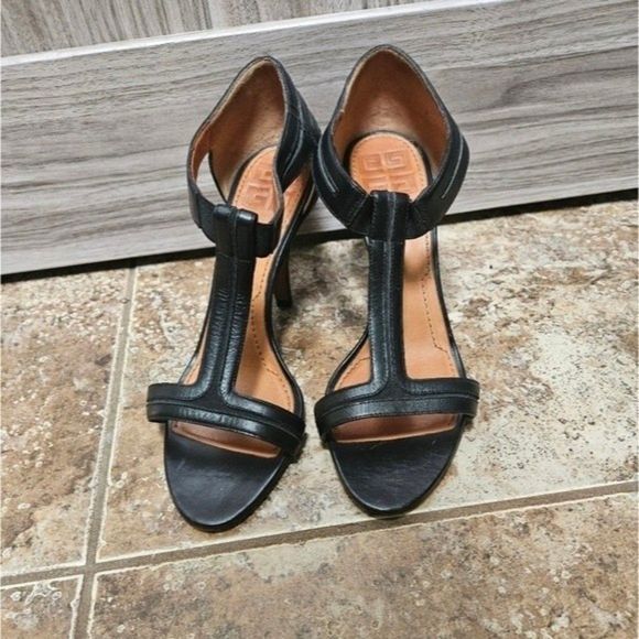 GIVENCHY T Strap Trim Leather Sandal/Heel - Picture 4 of 12